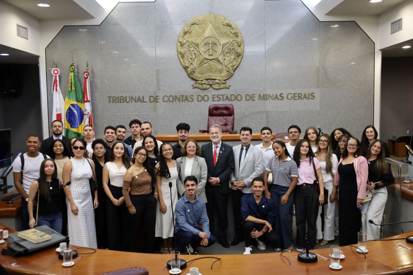 Alunos da UESC de Ilh&eacute;us junto ao presidente do TCEMG, Durval &Acirc;ngelo - Foto: Let&iacute;cia Torres